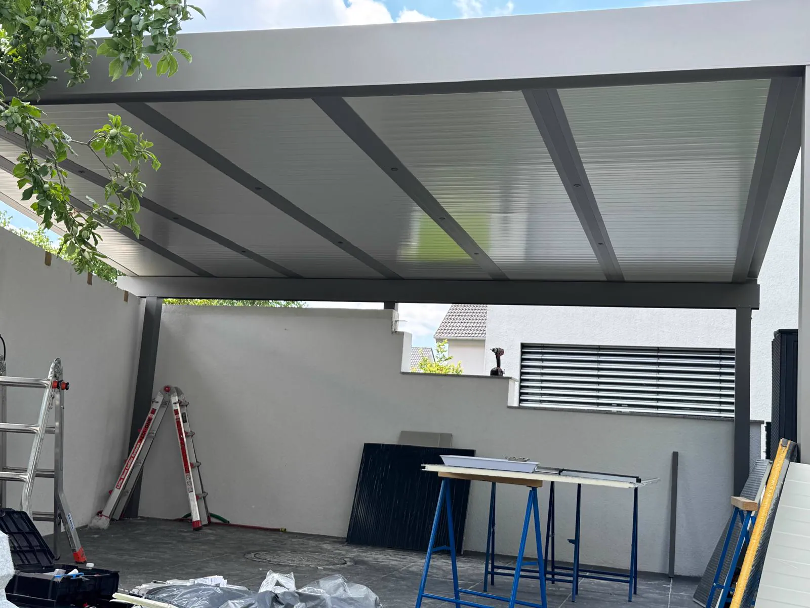 Unteransicht einer Aluminium-Terrassenüberdachung mit geschlossener Dacheindeckung und LED-Spots