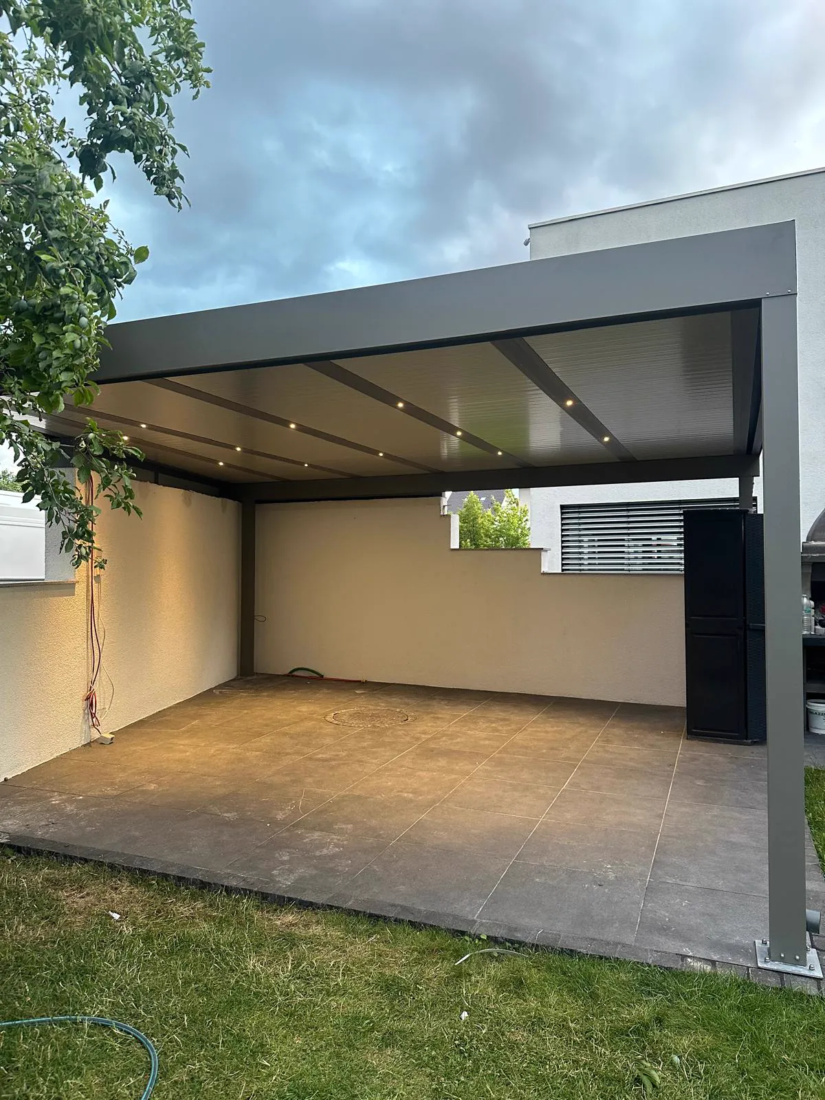Freistehende Aluminium-Terrassenüberdachung mit geschlossener Dachfläche und LED-Beleuchtung