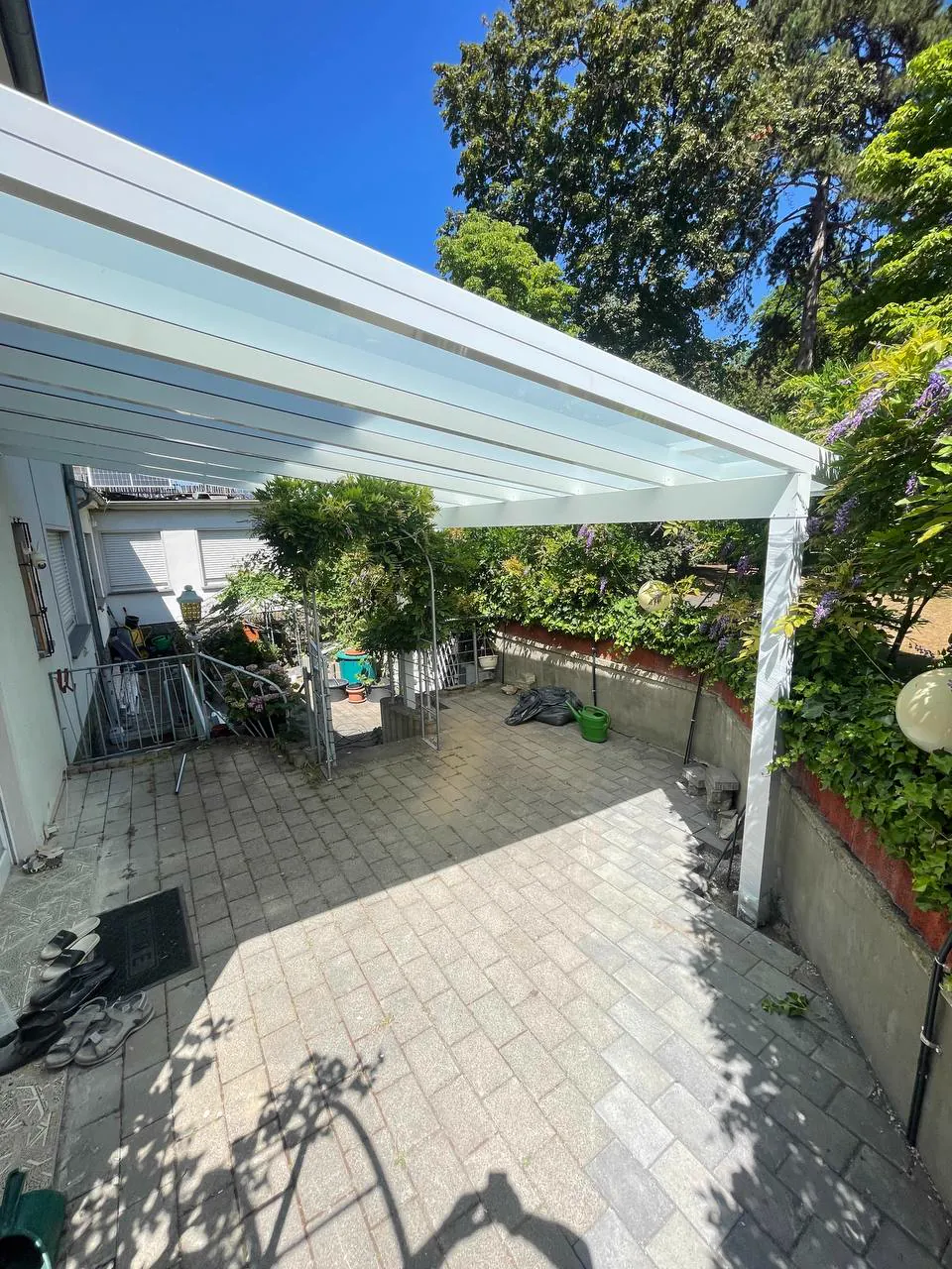Weiße Aluminium-Terrassenüberdachung mit heller Dacheindeckung